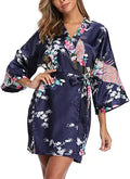 Kimono Court en Satin Bleu Nuit Fleuri